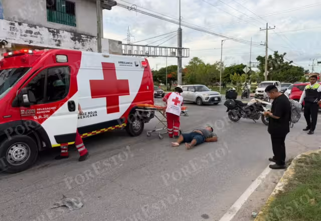 Conductora presuntamente arrolla a motociclista en la avenida ChacMool de Cancún y escapa