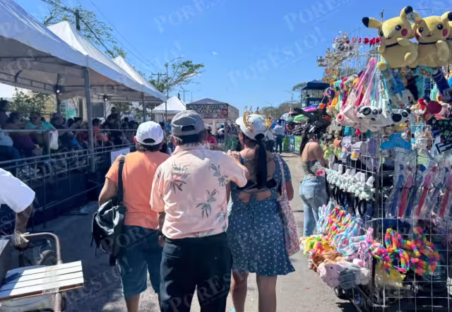 Comerciantes y vendedores también se instalaron en el sitio ofreciendo su variedad de productos
