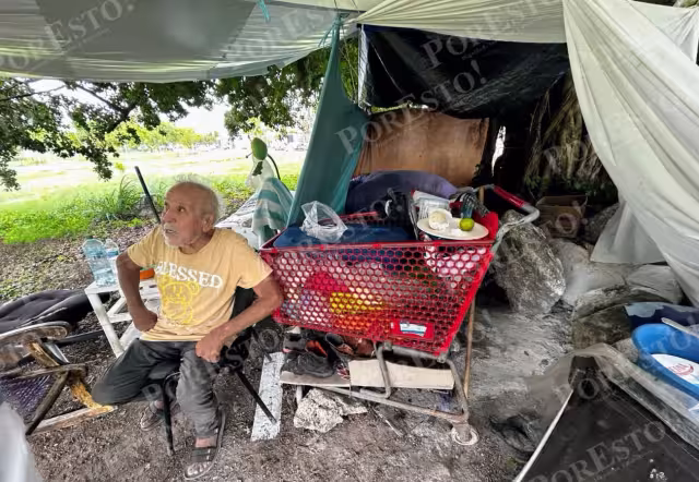 En ausencia de su familia, los vecinos se han convertido en quienes lo alimentan, lo cuidan y lo acompañan