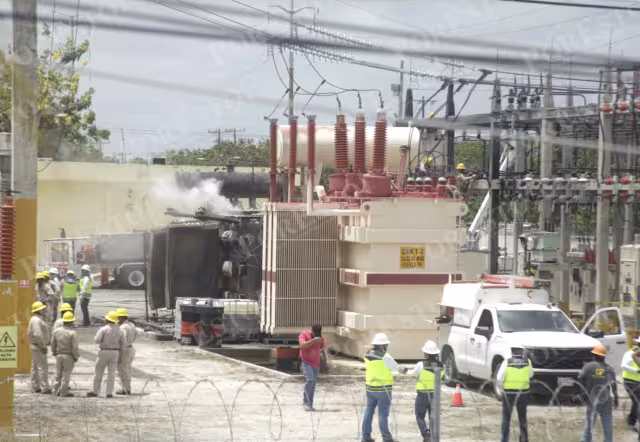 Durante la tarde, personal de la CFE en la subestación de la región 96 instalará un transformador de 30 megavatios en sustitución del que explotó