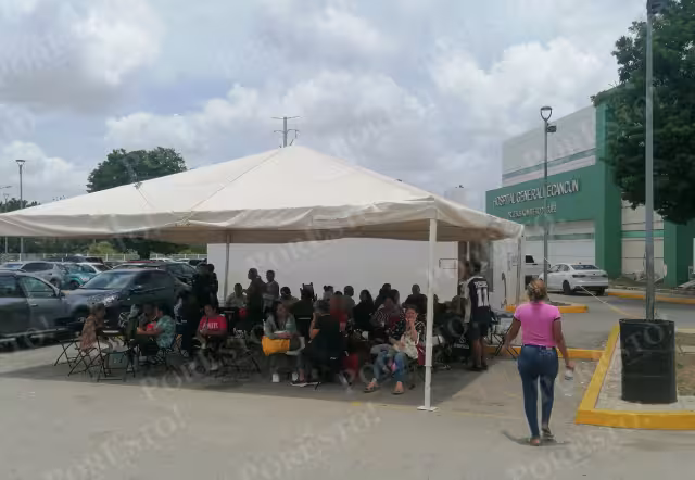 Autoridades del nosocomio instalaron una carpa con 40 sillas para los familiares de los enfermos, quienes aguardaban información a la intemperie