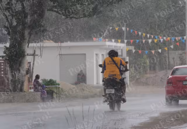 Automovilistas y motociclistas redujeron su velocidad ante las precipitaciones
