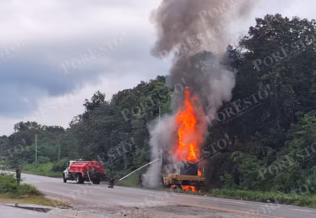 Elementos del cuerpo de bomberos a bordo de una pipa cisterna, procedieron a rociar chorros de agua en donde salía el fuego