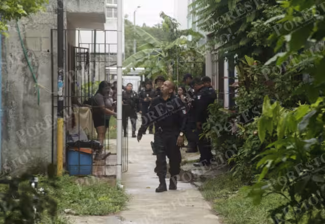 Elementos de la Policía Municipal acordonaron el pasillo donde se ubica en la escena del crimen
