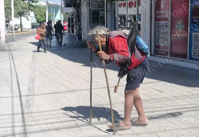 Trabajadores de la zona afirman conocerlo y permiten que permanezca afuera de los locales