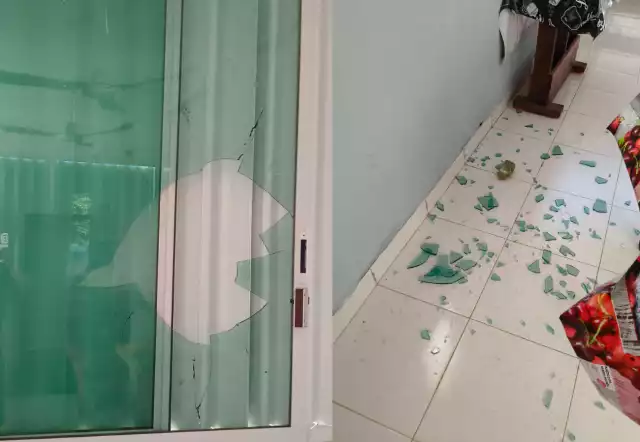 Los jóvenes rompieron un cristal grande de la tienda escolar, para apoderarse de dinero en efectivo