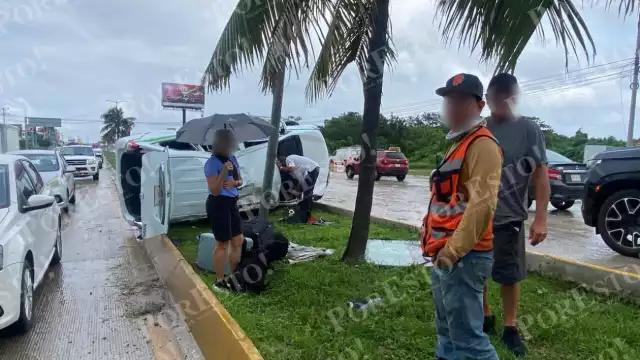 Los turistas a bordo de la unidad resultaron heridos, pero no de gravedad