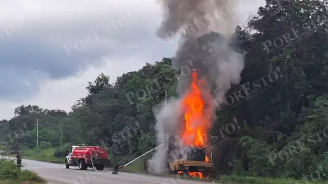 Elementos del cuerpo de bomberos a bordo de una pipa cisterna, procedieron a rociar chorros de agua en donde salía el fuego