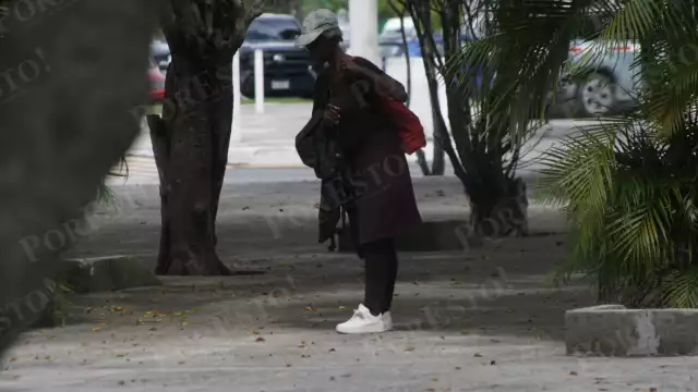 Hasta ahora, la mujer no ha recibido ayuda por parte de las autoridades, viviendo en la incertidumbre
