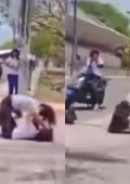 En las imágenes se observa a estudiantes rodeando y grabando la pelea