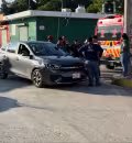 Aveo se vuela su alto y colisiona a motorista por la colonia Pozo del Monte, en Champotón