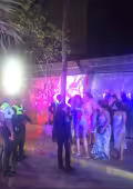 Elementos policiacos llegaron al lugar de los hechos para contener la pelea.
