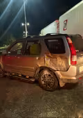 La camioneta sufrió daños importantes tras el impacto del tractocamión.