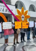 Los inconformes mostraron pancartas con sus peticiones y consignas.