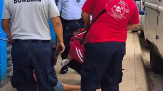 Mujer sufre crisis epiléptica en avenida principal de José María Morelos; bomberos la auxilian