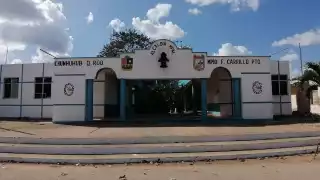 Los policías acudieron a la Escuela Telesecundaria 'Emiliano Zapata' para revisar el reporte de un ataque armado en Chunhuhub