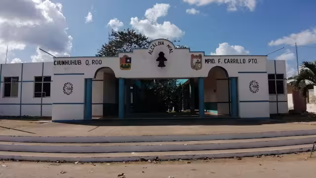 Los policías acudieron a la Escuela Telesecundaria 'Emiliano Zapata' para revisar el reporte de un ataque armado en Chunhuhub