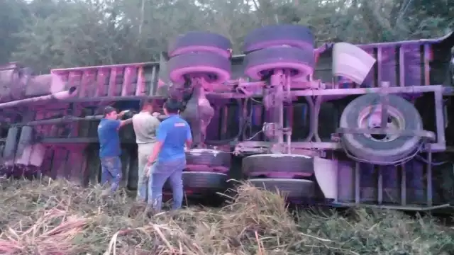 Los pasajeros que iban a bordo del tráiler salieron por sus propios medios