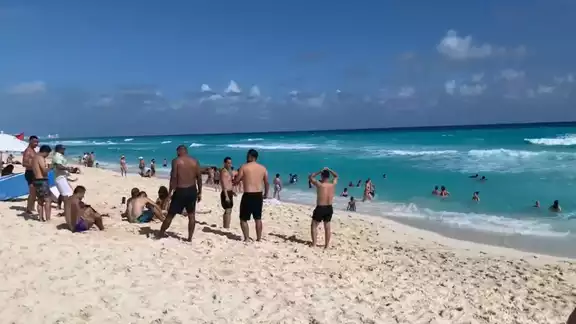 El clima cálido propició que turistas acudieran a refrescarse a las playas de la Zona Hotelera de Cancún El clima cálido propició que turistas acudieran a refrescarse a las playas de la Zona Hotelera de Cancún
