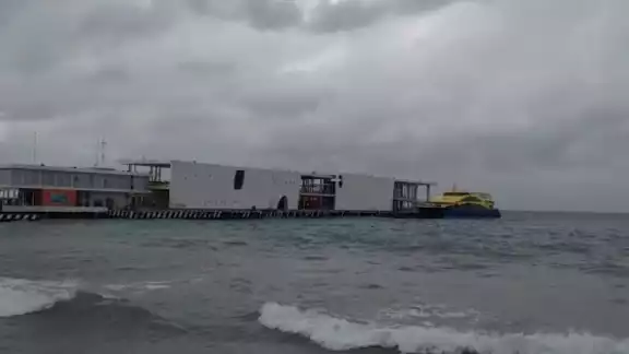 El barco tuvo que regresar a la costa luego de que el clima impidiera su traslado Foto: Captura de video El barco tuvo que regresar a la costa luego de que el clima impidiera su traslado Foto: Captura de video