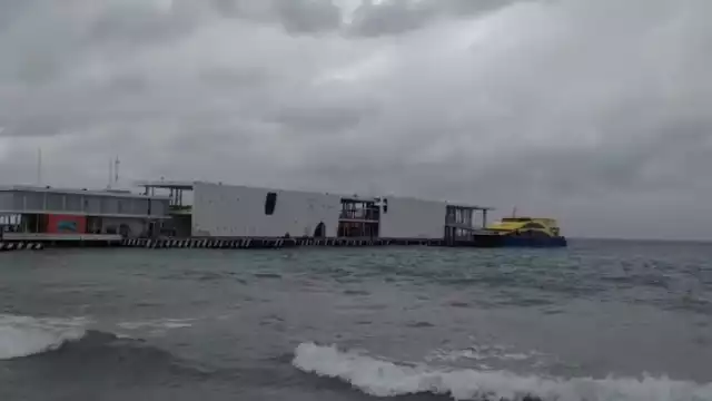 El barco tuvo que regresar a la costa luego de que el clima impidiera su traslado Foto: Captura de video