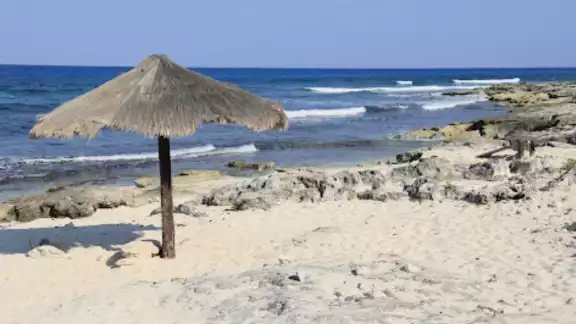 En el arenal, localizado en la perimetral Oriente, a la altura de la colonia La Gloria, se requiere reconstruir las palapas que fueron dañadas por el viento En el arenal, localizado en la perimetral Oriente, a la altura de la colonia La Gloria, se requiere reconstruir las palapas que fueron dañadas por el viento