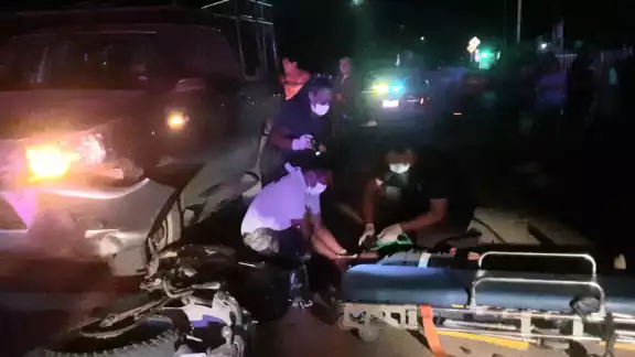 El motociclista terminó en el pavimento y fue trasladado al hospital El motociclista terminó en el pavimento y fue trasladado al hospital