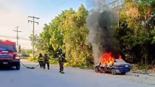 Incendio de vehículo moviliza a cuerpos de emergencia en la Supermanzana 104 de Cancún