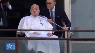 Papa Francisco reaparece  antes de ser dado de alta del hospital