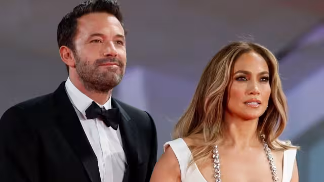 Ben Affleck fue captado por algunos paparazzis mientras tomaba una siesta en medio de su luna de miel con Jennifer López
