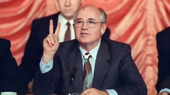 Mijaíl Gorbachov ascendió a la Presidencia de la Unión Soviética en marzo de 1985, al morir Konstantín Chernenko Mijaíl Gorbachov ascendió a la Presidencia de la Unión Soviética en marzo de 1985, al morir Konstantín Chernenko