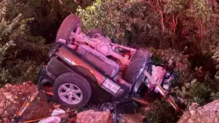 Mujer fallece tras volcadura de camioneta en la carretera federal 307