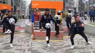 El piloto mexicano se puso a dominar el balón en las calles de Japón previo al Gran Premio