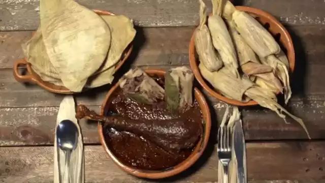 En Calpan se acostumbra a acompañar el mole con tamales de frijol