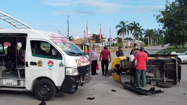 La unidad de mototaxi quedó volcada tras el impacto contra una combi de transporte público en Cancún