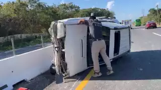 Conductor pierde el control y se vuelca en Tulum; estalló una de sus llanta delanteras