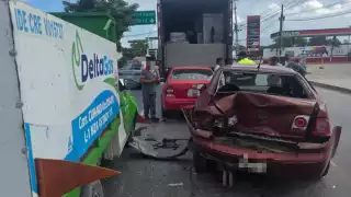 Camioneta de empresa de gas provoca carambola en la avenida López Portillo de Cancún