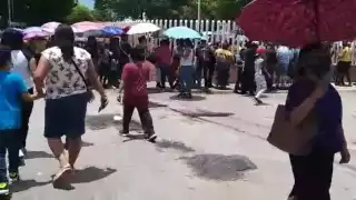 Padres de familia comenzaron con reclamos tras la larga fila