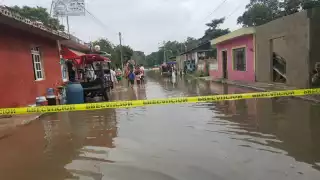 Los vecinos del municipio han cerrado varias calles para evitar que el agua se meta más a sus casas Foto: Ramón Reyna