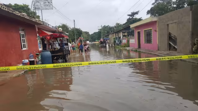 Los vecinos del municipio han cerrado varias calles para evitar que el agua se meta más a sus casas Foto: Ramón Reyna