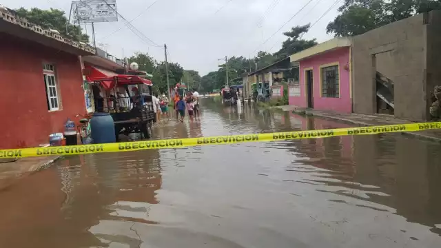 Los vecinos del municipio han cerrado varias calles para evitar que el agua se meta más a sus casas Foto: Ramón Reyna