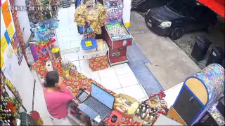 Video de cámara de vigilancia graba robo en tienda de 24 horas.
