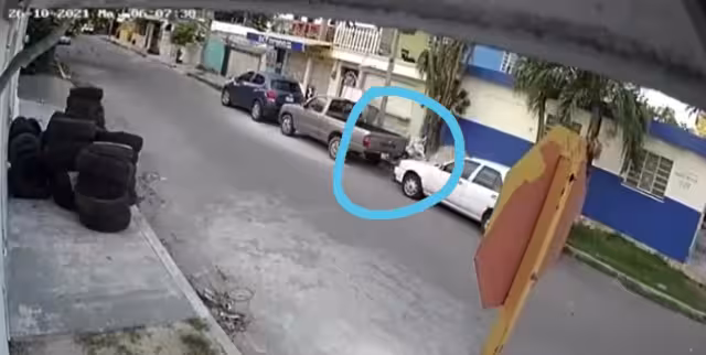 El hombre fue captado por una cámara de vigilancia cuando robaba el catalizador de una camioneta en Chetumal