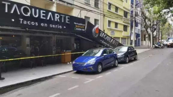 Cuerpos de emergencia coordinan el retiro del toldo de un restaurante ubicado en la calle de Culiacán, en la colonia Condesa