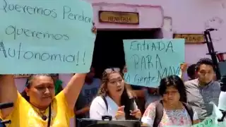 Los manifestantes se encuentran alrededor del lugar del evento