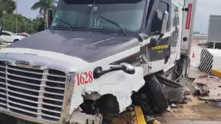 Trailero termina impactando caseta de seguridad en libramiento de Felipe Carrillo Puerto