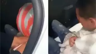 En la grabación se observa que el agente cuestiona sobre algún hecho al hombre detenido en la patrulla