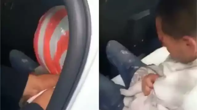 En la grabación se observa que el agente cuestiona sobre algún hecho al hombre detenido en la patrulla