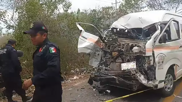 La combi quedó destrozada de la parte frontal