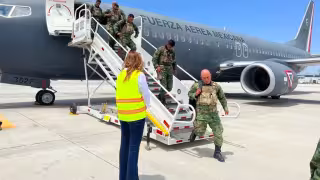 Son alrededor de 300 elementos que arribaron en un avión de la Fuerza Aérea al Aeropuerto Internacional de Tijuana